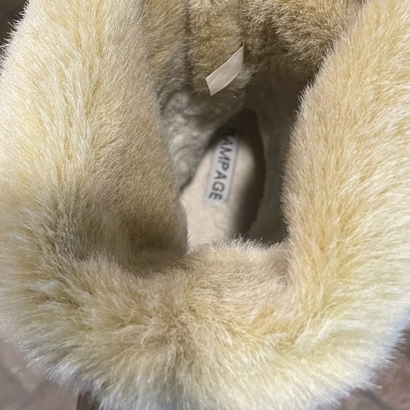 Like new, rampage, fur lined, Ugg looking boot. Wear tall or folded down. Size 8 - Picture 8 of 8